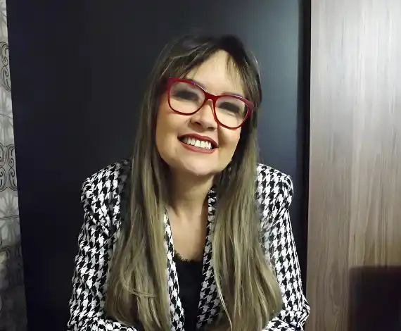 Luciana de Barros, advogada familiar no Grajaú no seu escritório de advocacia
