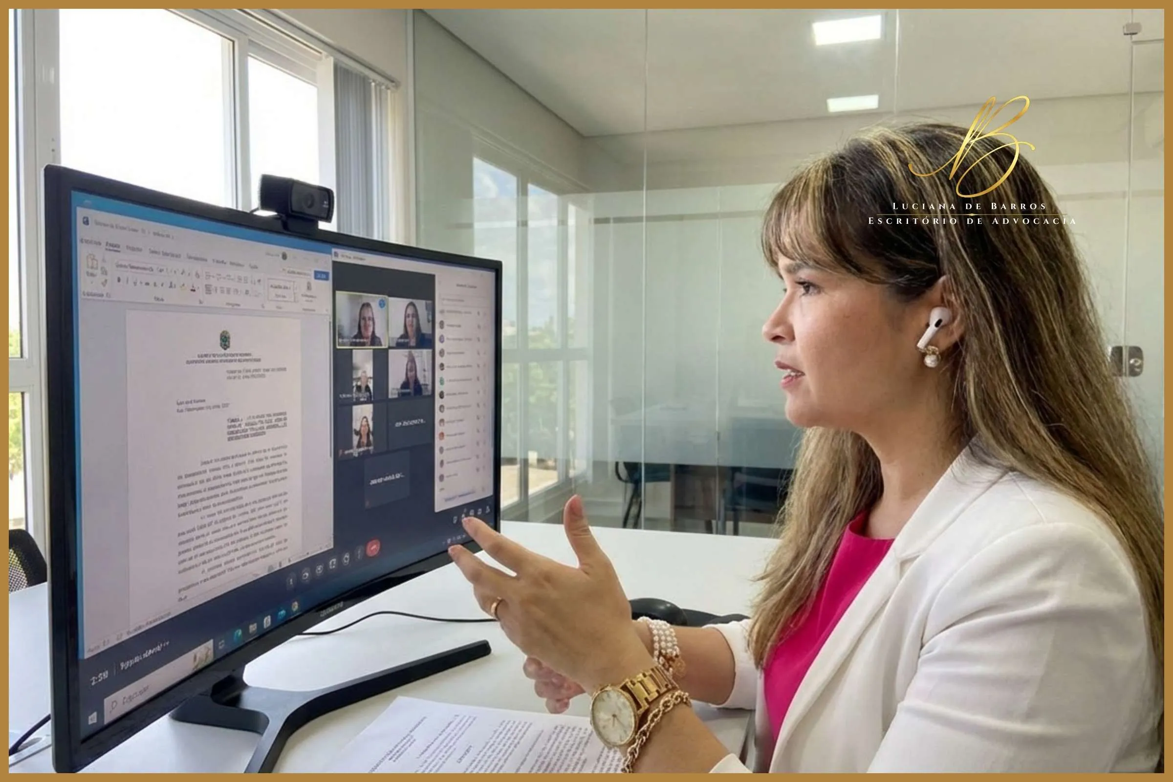 A Justiça Digital e o Balcão Virtual advogada vestida com blazer moderno, usando pequenos fones de ouvido sem fio, está sentada à sua mesa participando ativamente de uma Audiência Virtual. Ela olha diretamente para a webcam de um monitor curvo de alta tecnologia, com postura firme e articulada. A tela do computador mostra sutilmente a interface de uma videoconferência jurídica.