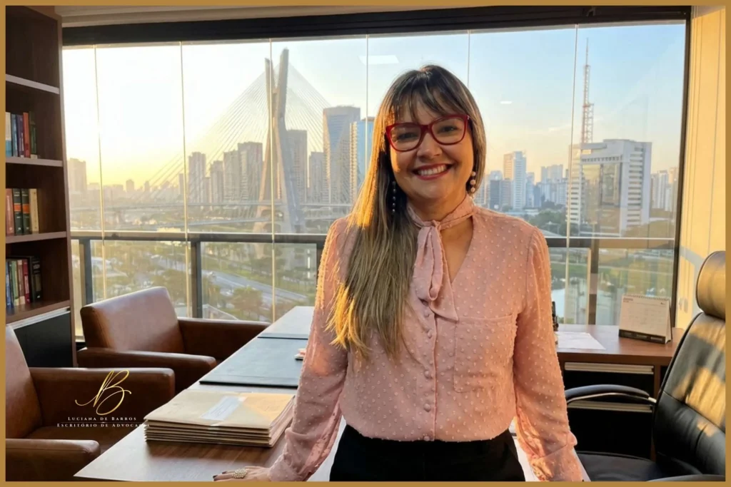 advogada especialista em direito de família, mulher elegante e confiante na faixa dos 40 anos, de pé em um escritório sofisticado. Atrás dela, uma ampla janela de vidro revela a inconfundível paisagem urbana de São Paulo (silhueta de prédios modernos e a Ponte Estaiada) sob a luz dourada do final da tarde. A postura dela transmite acolhimento, mas com forte autoridade e pleno domínio estratégico.